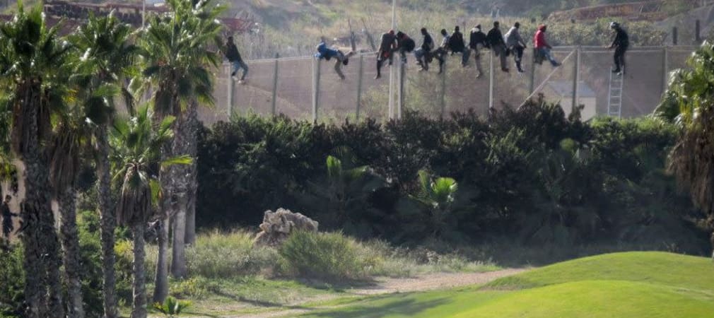 In der spanischen Enklave Melilla wird direkt neben dem hohen Zaun, der Afrika von Europa trennt, Golf gespielt.