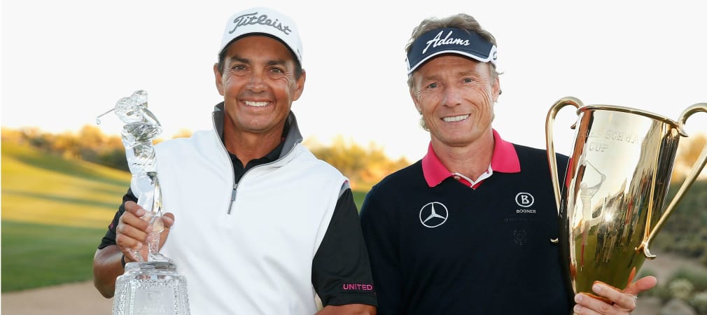 So sehen Sieger aus! Tom Pernice Jr. (l.) als Sieger der abschließenden Charles Schwab Cup Championship und Bernhard Langer mit dem Pokal für den Sieg in der Saisonwertung der Champions Tour.