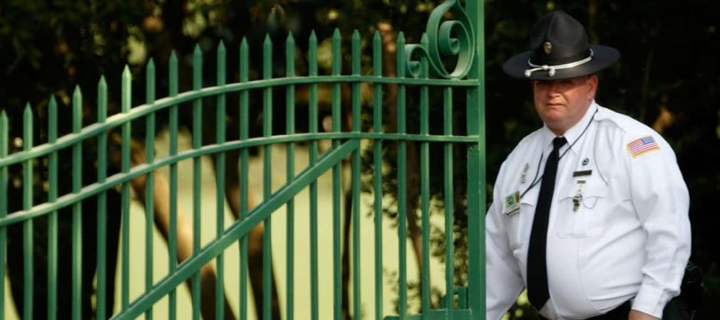 Ein beliebtes Ziel für viele Golffans: Der Augusta National Golf Club. Willkommen sind die vielen Besucher jedoch nicht und sie werden mit einigen Sicherheitsvorkehrungen vom Gelände fern gehalten.
