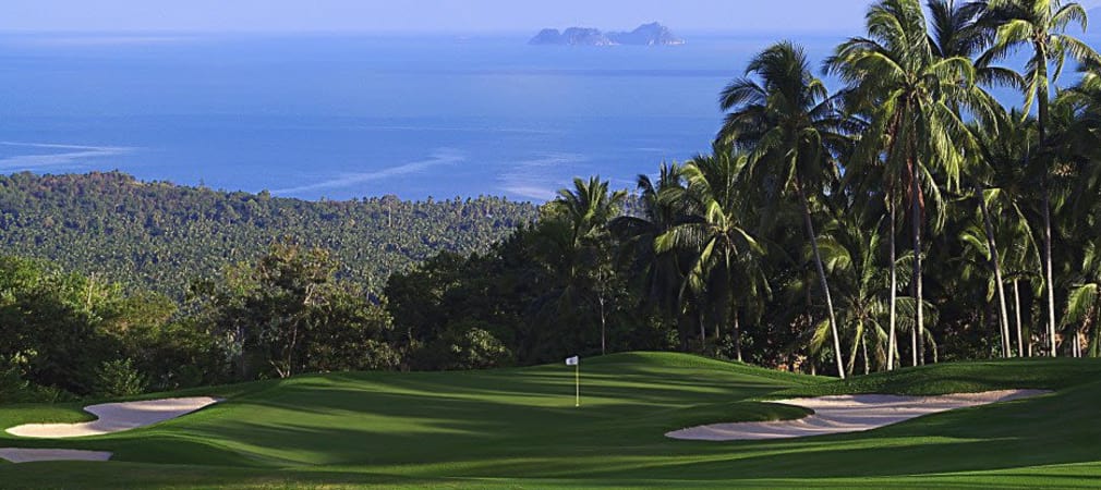 Das 16. Loch des Santiburi Samui Country Clubs bietet eine atemberaubende Sicht über den Dschungel bis hin zum Golf von Thailand.