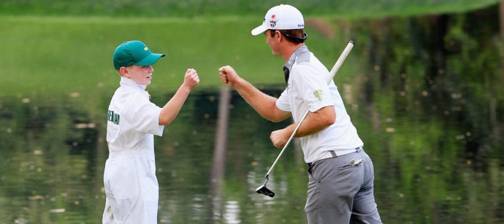 Kevin Streelmann und der 13-jährige Ethan Couch freuen sich über ihren Sieg im Playoff des Par-3-Contests. (Foto: Getty)