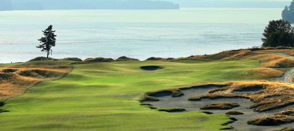 Durch ein Nadelöhr im Fairway geht es auf das Grün des fünften Lochs in Chambers Bay. (Foto: Getty)