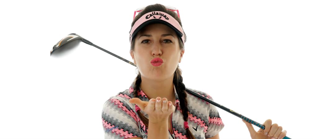 Sandra Gal - mit Kussmund, High-Heels und Golfbag durch New York City. (Foto: Getty)