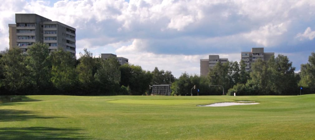 Gelebtes urbanes Konzept bei Golfcity Puchheim: Neben den Wohnhäusern ist sogar die Ampelschaltung der nächsten Kreuzung vom Grün aus zu sehen. (Foto: Golf Post)