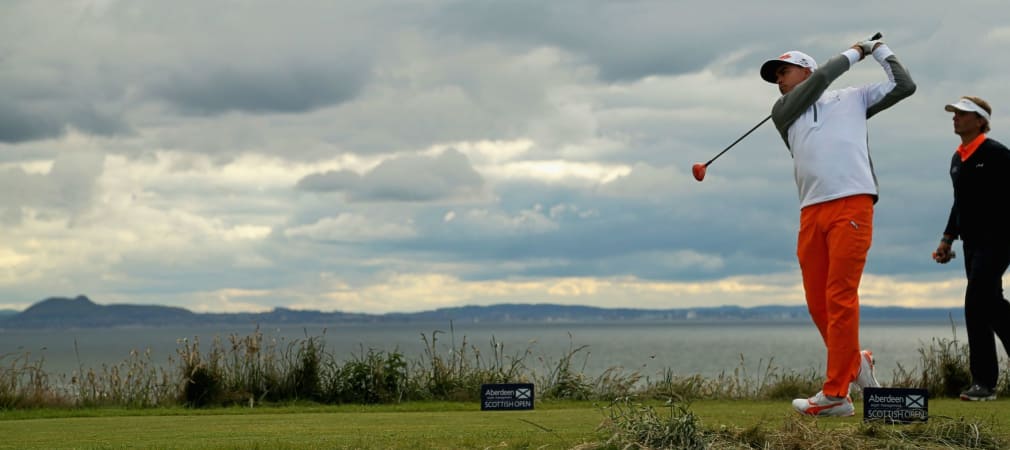Rickie Fowler leuchtet in orange vor grauem Hintergrund in Schottland (Foto: Getty)