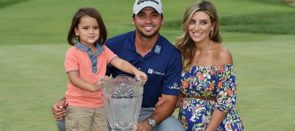Jason Day mit seinem Sohn Dash und seiner Frau Ellie nach seinem Sieg bei The Barclays. (Foto: Getty)