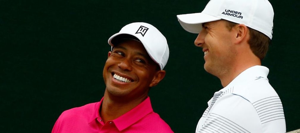 Jordan Spieth (r.) spielte 2015 eine beeindruckende Major-Saison. Trotzdem kam er nicht ganz an die Ergebnisse Tiger Woods 2000 heran.