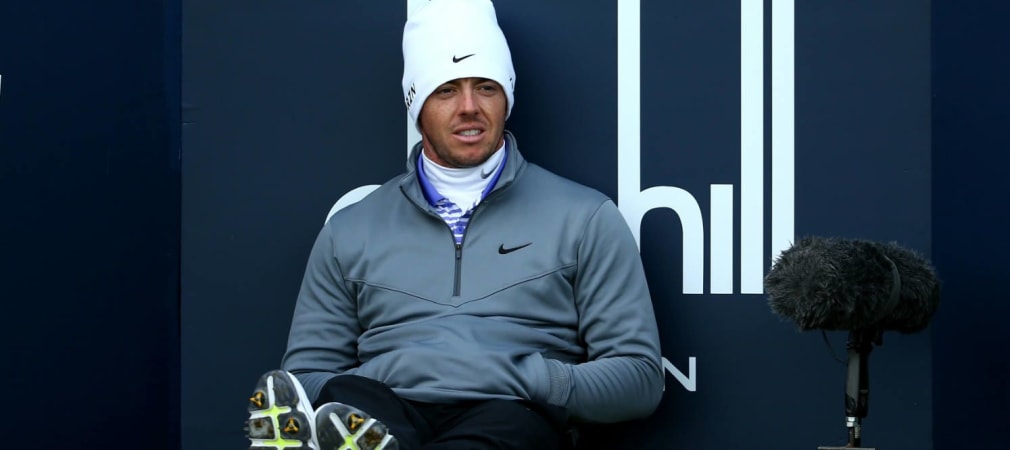 Im Sitzen erobert Rory McIlroy die Spitze der Weltrangliste zurück. (Foto: Getty)
