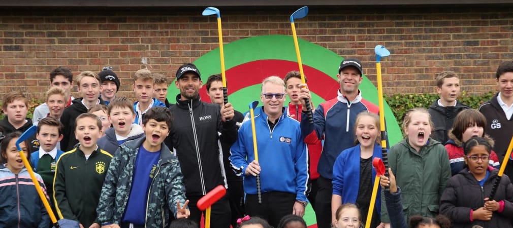 Der CEO der European Tour inmitten einer Meute von Kids beim Street Golf Festival im Rahmen des British Masters Anfang Oktober 2015. (Foto: Getty)