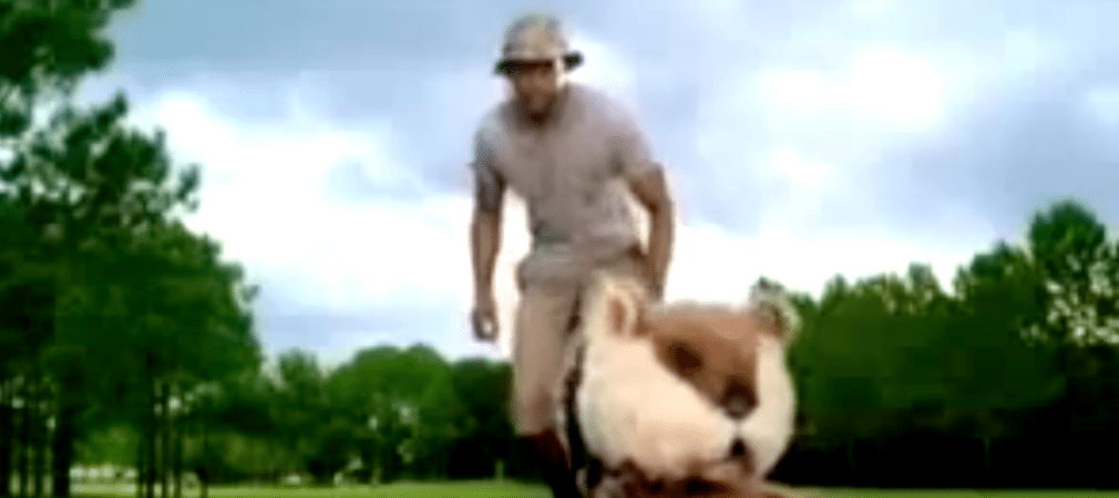 In diesem Golfwerbespot von American Express bekämpft Tiger Woods Nager auf dem Golfplatz. (Foto: Video)