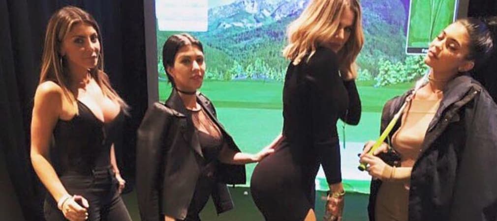 Die Kardashians am Golfsimulator. (Foto: Instagram/ @khloekardashian)