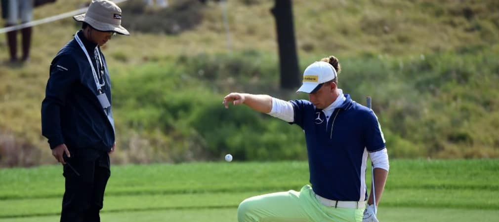 Marcel Siem machte in der ersten Runde der Joburg Open nicht zum ersten Mal Bekanntschaft mit einem Rules Official. (Foto: Getty)