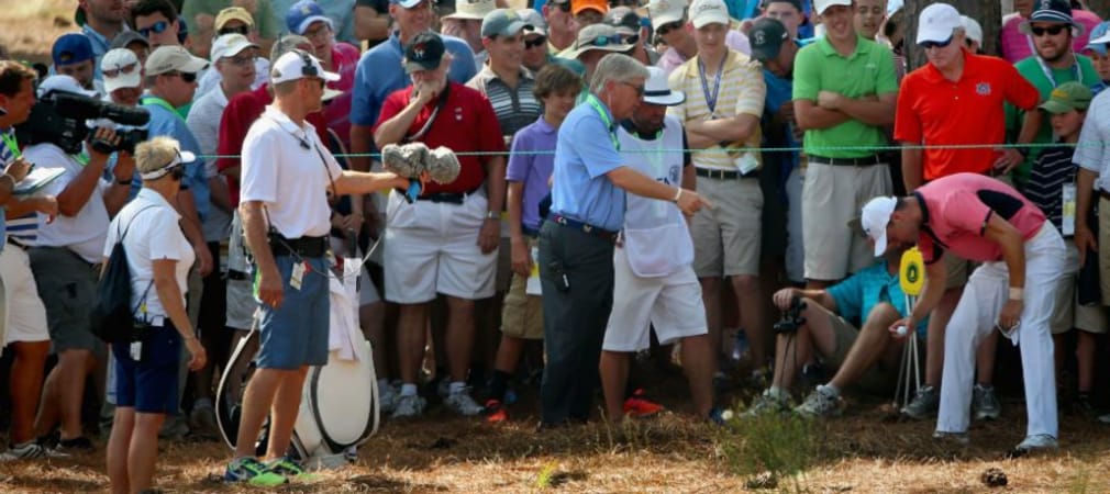 US Open 2014: Martin Kaymer erklärt seinen Ball für unspielbar. (Foto: Getty)