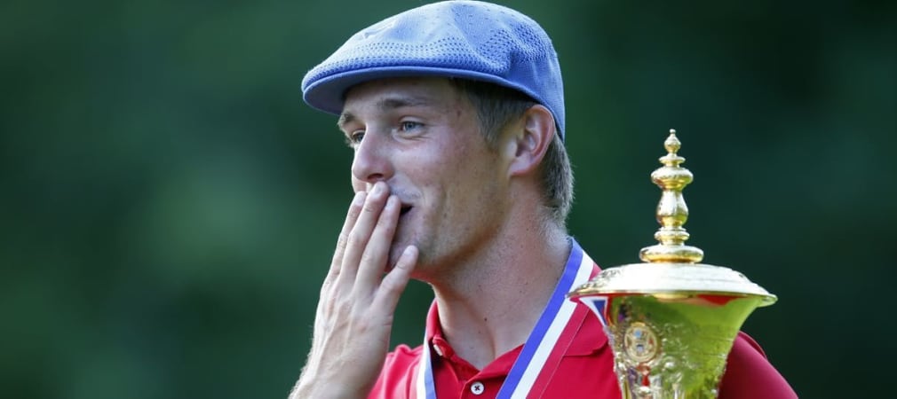 Bryson DeChambeau mit der Theodore- Havemeyer- Trophäe der U.S. Amateur Championship 2015. (Foto: Jeff Haynes/Getty Images)