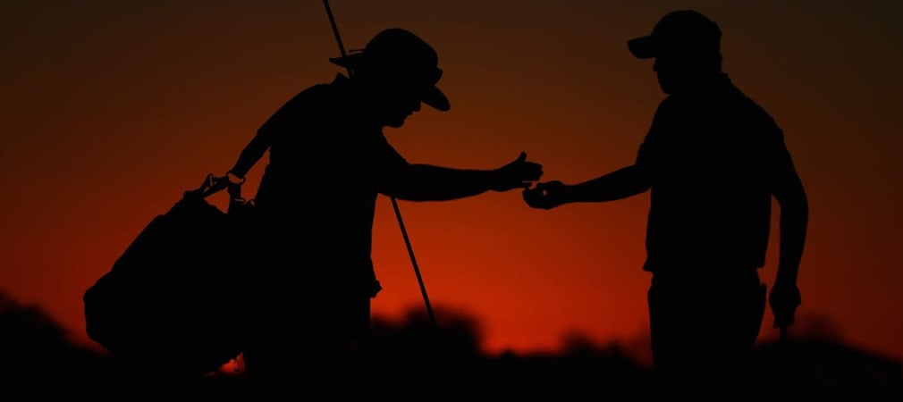 John Huh und sein Caddie bei der Waste Management Phoenix Open. (Foto: Getty)