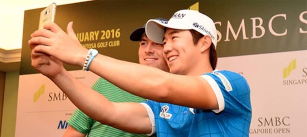Younghan Song (r.) siegt bei der Singapore Open und lässt den Weltranglistenersten Jordan Spieth hinter sich.