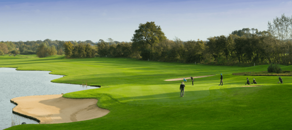 Golfen auf Gut Apeldör: Der 18-Loch-Platz verfügt über 90.000 qm Wasserhindernisse und 96 Bunker. (Foto: Gut Apeldör)