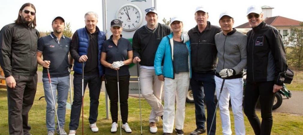 Prominente Gratulanten zum Zehnjährigen des A-Rosa Golf Club (v.l.): Franziska Knuppes Eheman Christian Möstl, Jan Josef Liefers, Klaus Wowereit, Anna Loos, das Ehepaar Suzanne von Borsody/Jens Schniedenharn, Herbert Knaup und Roman Knizka mit Gastgeberin Vanessa Herbon. (Foto: A-Rosa Golf Club.)