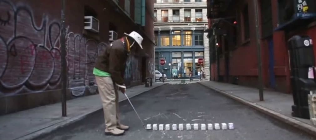 Tiger Hoods Erfindung: Milchkartons statt Golfbälle beim Streetgolf in New York City. (Foto: Screenshot)