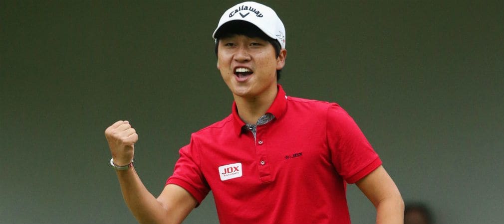 Jeunghun Wang holt sich den Trumph auf dem Grün. Ein Blick ins Bag. (Foto: Getty)