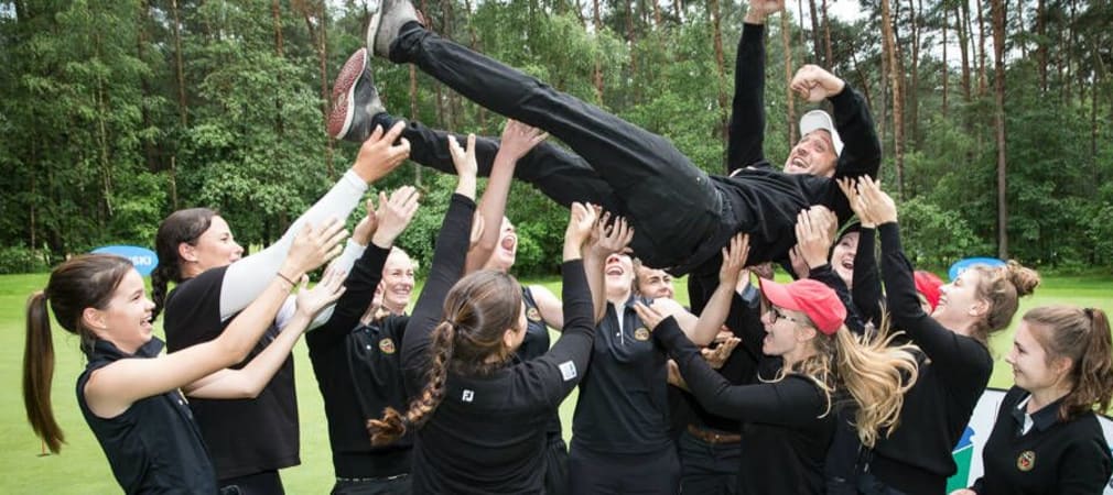 Hoch soll er fliegen: Die Reichswalder Damen feierten den Tagessieg ausgelassen mit ihrem Coach Marcus Lindner. (Foto: Stefan Heigl)