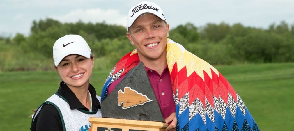Max Rottluff mit der Trophäe der Dunes Open neben seiner Freundin, die bei seinem ersten Profisieg ebenfalls Caddie war. (Foto: Twitter.com @PGATourCanada)