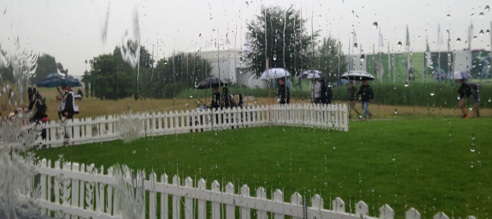 Über Köln haben sich die Schleusen geöffnet, die BMW International Open ist unterbrochen.