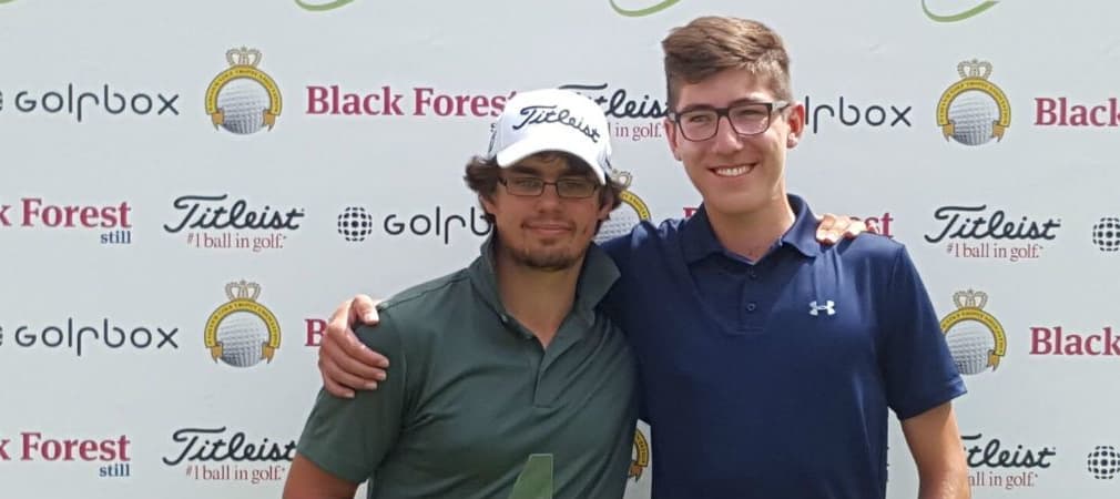 Hinrich Arkenau (links), Sieger der Kosaido Düsseldorf Open, mit seinem Golf Post Caddie Julian Benger. (Foto: Golf Post)