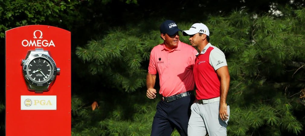 Phil Mickelson holt sich schon am ersten Tag der PGA Championship Ratschläge bei Jason Day. Die beiden waren mit Rory McIlroy unterwegs und lediglich Jason Day wusste zu überzeugen. (Foto: Getty)