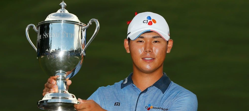 Si Woo Kim hält die Trophäe der Wyndham Championship in der Hand. (Foto: Getty)