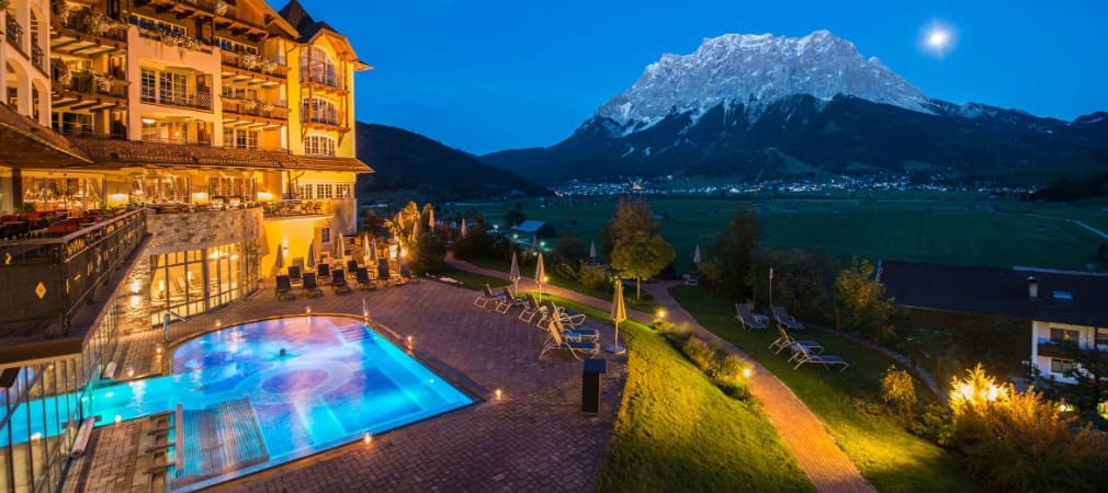 Golf und Entspannung mit Panoramablick auf die Zugspitze. (Foto: Hotel Post Lermoos)