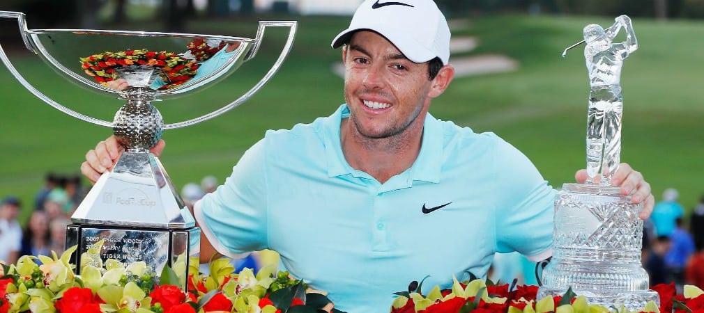 Rory McIlroy verdient sich gleich zwei Trophäen: Den FedExCup und den Pokal der Tour Championship. (Foto: Getty)
