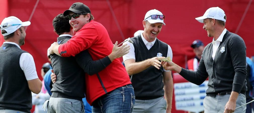 Ein glücklicher Fan: David Johnson gelingt ein historischer Putt. Dafür bekommt er sogar eine Umarmung von Rory McIlroy beim Ryder Cup 2016 (Foto: Getty)