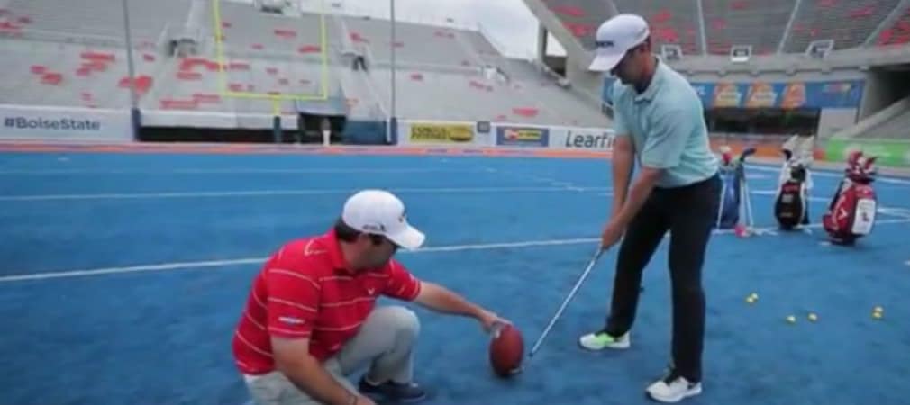 Rick Lamb mit einem Field-Goal-Versuch auf dem Football-Feld. (Screenshot: Twitter/@WebDotComTour)