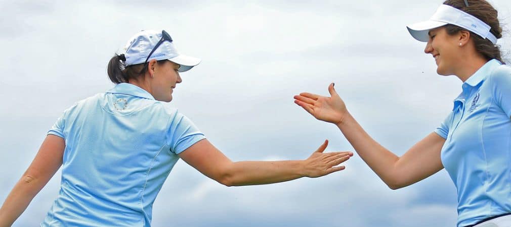 Caroline Masson (l.) und Sandra Gal sitzen bei der Blue Bay LPGA der Führenden im Nacken.