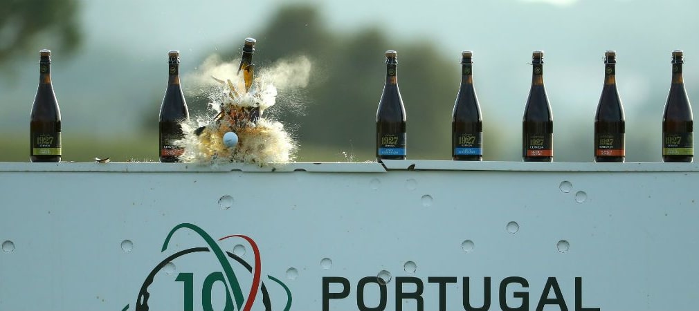 Scherben bringen Glück: Drei Profis sorgen für eine Menge Spaß bei der Flaschen-Challenge vor dem Portugal Masters. (Foto: Getty)