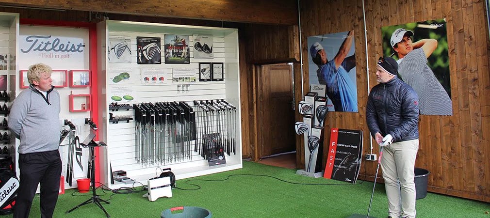 Im Titleist Fitting Centre im GC Am Alten Fliess wurde ein glücklicher Golf Post Leser (re.) von einem Titleist Fitting-Experten (li.) mit dem neuen Titleist 917D Driver ausgestattet. (Foto: Golf Post)