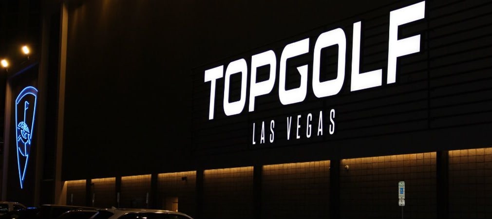 Hinter diesen Mauern verbirgt sich gut lesbar Topgolf - die coolste Driving Range weit und breit. (Foto: Golf Post)