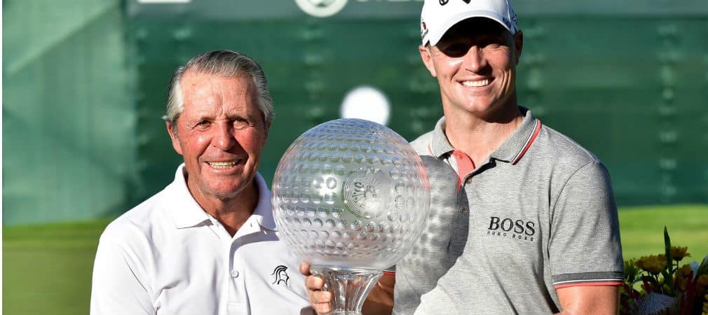 Gary Player (r.) überreicht Alex Noren die wohlverdiente Trophäe zu seinem Sieg bei der Nedbank Golf Challenge. (Foto: Getty)