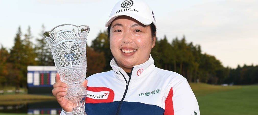 Stolze Siegerin: Shanshan Feng kann sich erneut über eine Trophäe freuen, diesmal bei der Toto Japan Classic. (Foto: Getty)