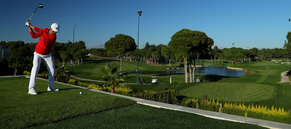 Über den Dächern an der türkischen Mittelmeerküste: Die Spieler der European Tour genießen am 16. Loch eine tolle Aussicht. (Foto: Getty)