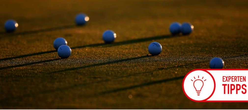 Ballreihen auf der Driving Range helfen beim Training der Längenkontrolle. (Foto: Getty)