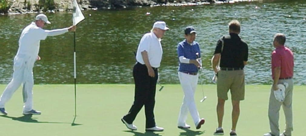 Auf eine Runde: Donald Trump, Ernie Els und der japanische Premierminister Shinzo Abe spielten eine gemeinsame Runde Golf. (Foto: Getty)