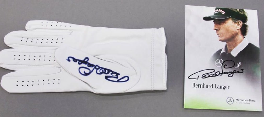 United Charity versteigert diesen signierten Golfhandschuh von Bernhard Langer. (Foto: United Charity)