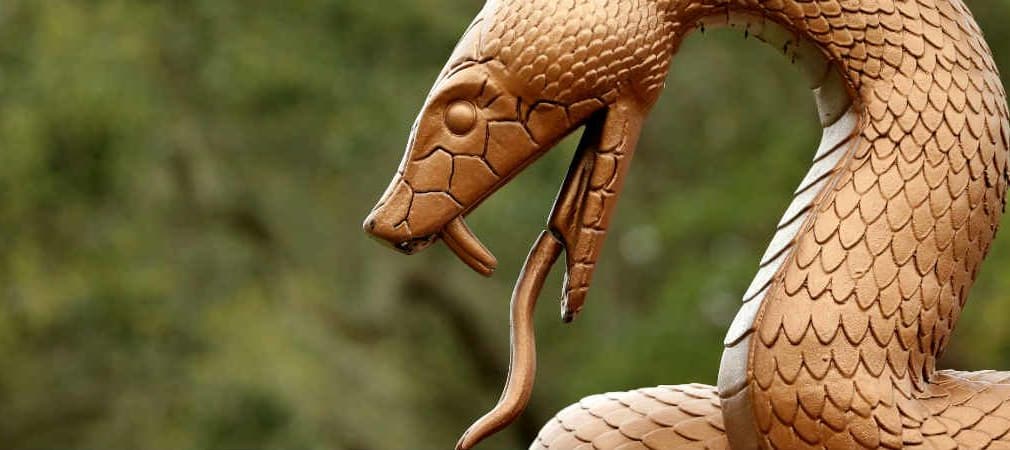 Eine Statue kündigt das Betreten der