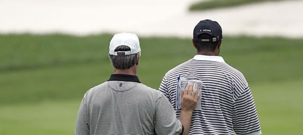 Tiger Woods (r) bekommt zur Linderung ein Kuehlpaket auf den Ruecken. (Foto: Getty)