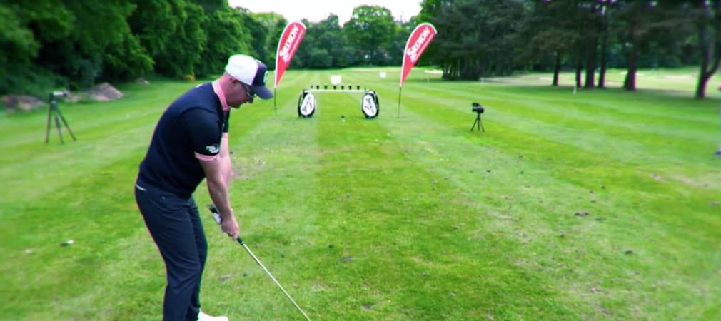 Mark Crossfield schießt beim Srixton Target Practice auf Guiness-Gläser. (Quelle: Screenshot)