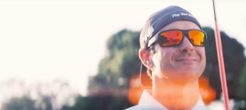 Bubba Watson nimmt Golf immer und überall mit hin. (Screenshot: Youtube/Oakley)