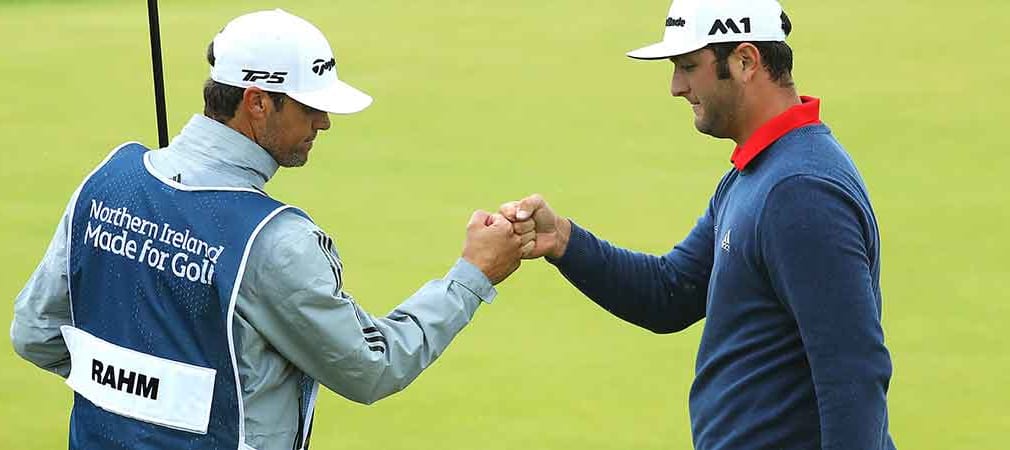 John Rahm feiert nach dem Gewinn der Irish Open mit seinem Caddie. (Foto: Getty)