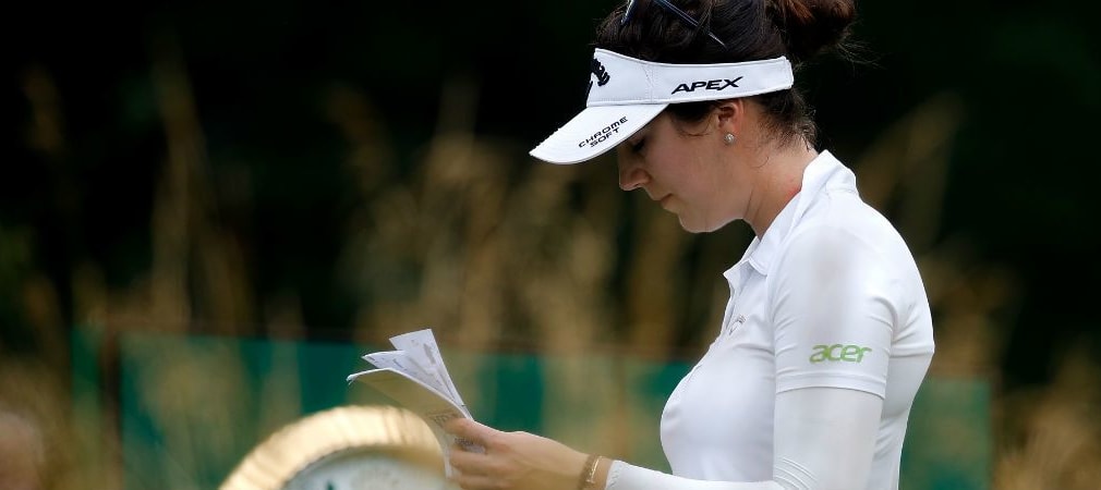 Der Blick in ihr schlaues Büchlein rettete Sandra Gal auch nicht vor dem verpassten Cut bei der KPMG Women's PGA Championship. (Foto: Getty)